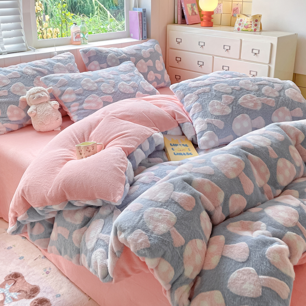 91家纺网 家纺一手货源 找家纺 雅居纺家纺 2025新款立体雕花兔绒牛奶绒四件套 小蘑菇-蓝粉