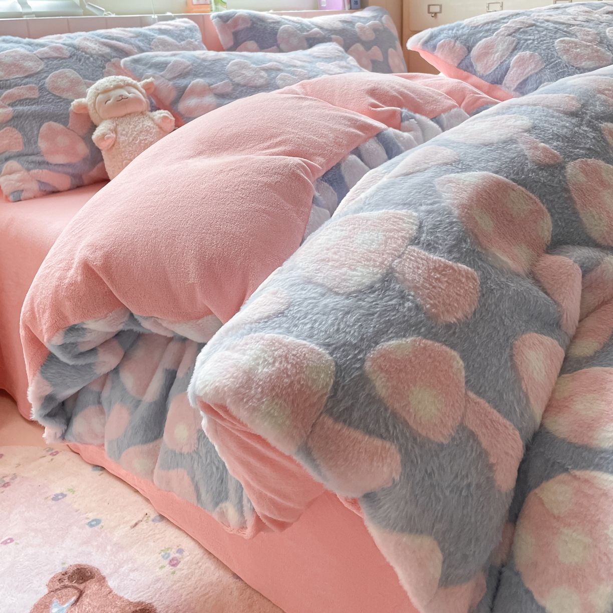 91家纺网 家纺一手货源 找家纺 雅居纺家纺 2025新款立体雕花兔绒牛奶绒四件套 小蘑菇-蓝粉