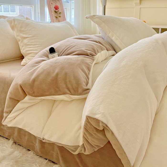 91家纺网 家纺一手货源 找家纺 富馨莱 2025新款牛奶绒纯色双拼被套 双拼奶昔白+焦糖