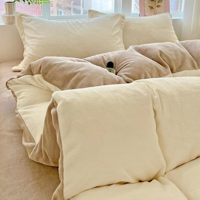 91家纺网 家纺一手货源 找家纺 富馨莱 2025新款牛奶绒纯色双拼被套 双拼奶昔白+焦糖