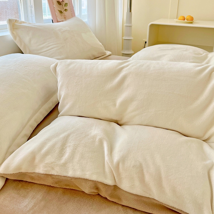 91家纺网 家纺一手货源 找家纺 富馨莱 2025新款牛奶绒纯色双拼被套 双拼奶昔白+焦糖