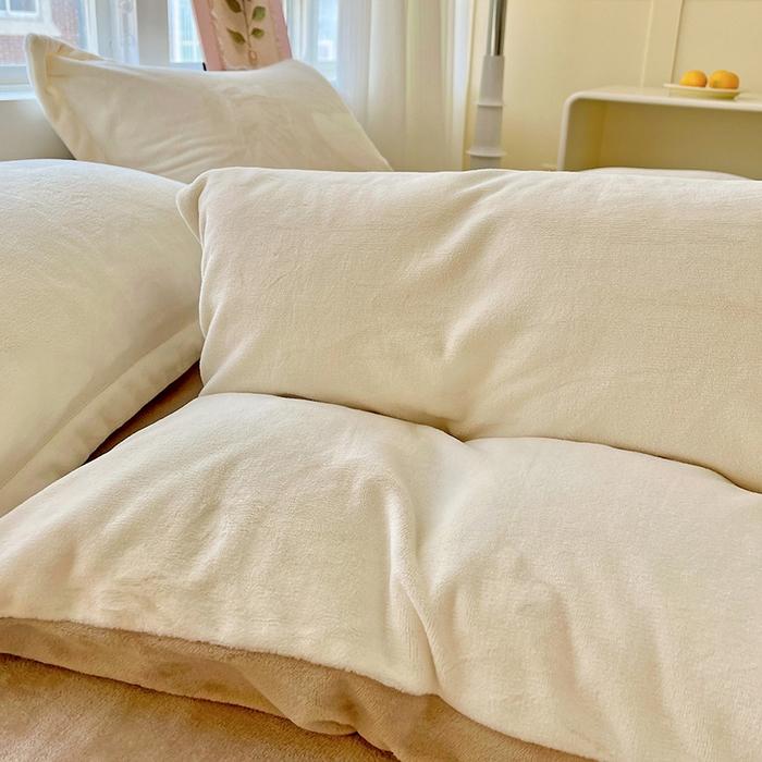 91家纺网 家纺一手货源 找家纺 富馨莱 2025新款牛奶绒纯色双拼被套 双拼奶昔白+焦糖