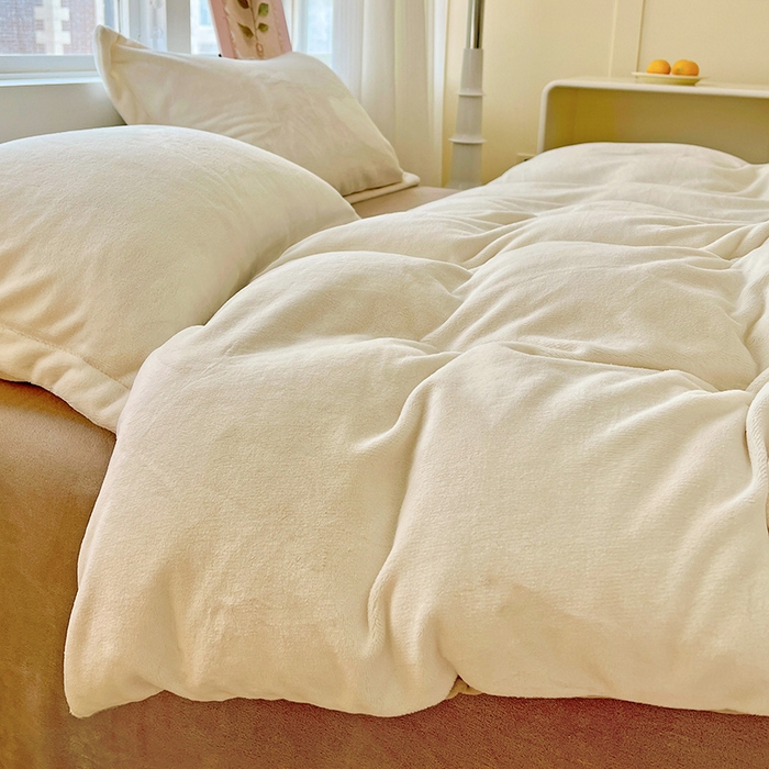 91家纺网 家纺一手货源 找家纺 富馨莱 2025新款牛奶绒纯色双拼被套 双拼奶昔白+焦糖