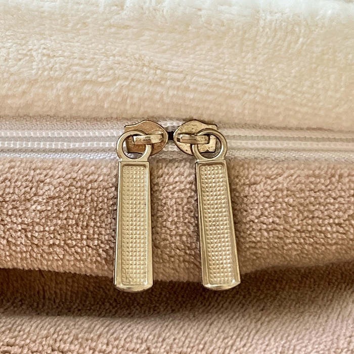 91家纺网 家纺一手货源 找家纺 富馨莱 2025新款牛奶绒纯色双拼被套 双拼奶昔白+焦糖