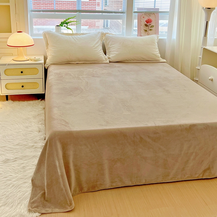 91家纺网 家纺一手货源 找家纺 富馨莱 2025新款牛奶绒纯色双拼被套 双拼奶昔白+焦糖