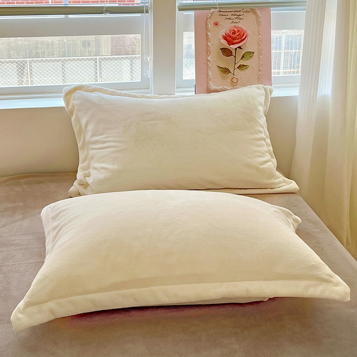 91家纺网 家纺一手货源 找家纺 富馨莱 2025新款牛奶绒纯色双拼被套 双拼奶昔白+焦糖