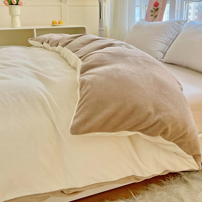 91家纺网 家纺一手货源 找家纺 富馨莱 2025新款牛奶绒纯色双拼被套 双拼奶昔白+焦糖
