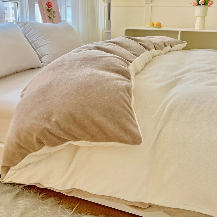91家纺网 家纺一手货源 找家纺 富馨莱 2025新款牛奶绒纯色双拼被套 双拼奶昔白+焦糖