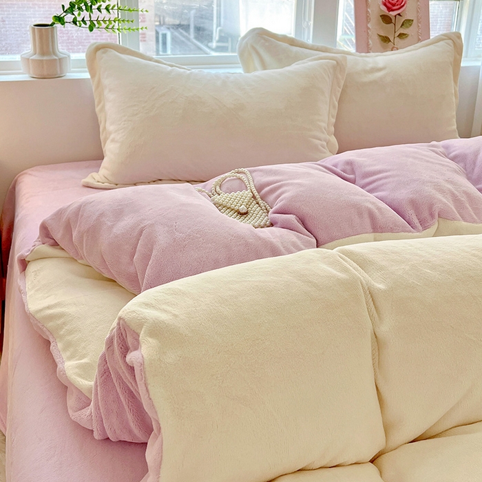 91家纺网 家纺一手货源 找家纺 富馨莱 2025新款牛奶绒纯色双拼被套 双拼奶昔白+糯紫