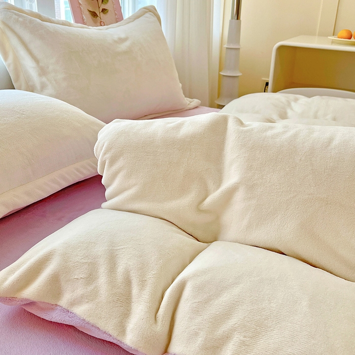 91家纺网 家纺一手货源 找家纺 富馨莱 2025新款牛奶绒纯色双拼被套 双拼奶昔白+糯紫