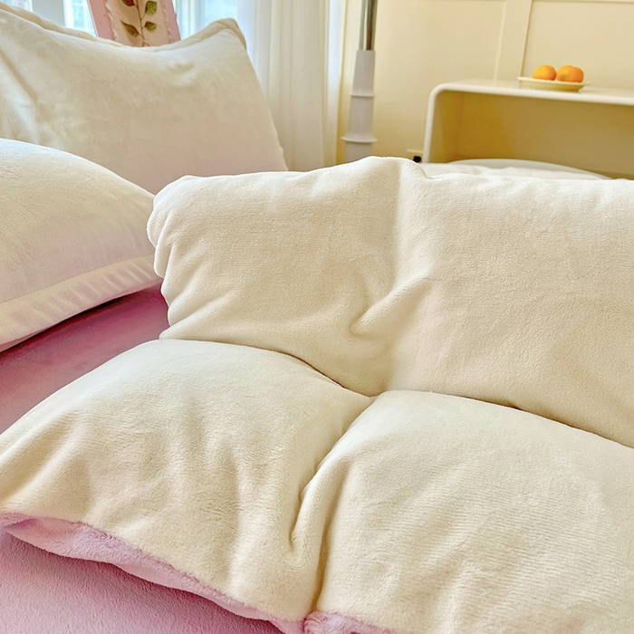 91家纺网 家纺一手货源 找家纺 富馨莱 2025新款牛奶绒纯色双拼被套 双拼奶昔白+糯紫