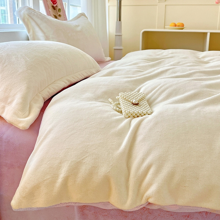 91家纺网 家纺一手货源 找家纺 富馨莱 2025新款牛奶绒纯色双拼被套 双拼奶昔白+糯紫