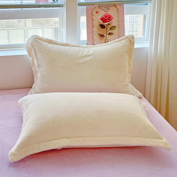 91家纺网 家纺一手货源 找家纺 富馨莱 2025新款牛奶绒纯色双拼被套 双拼奶昔白+糯紫