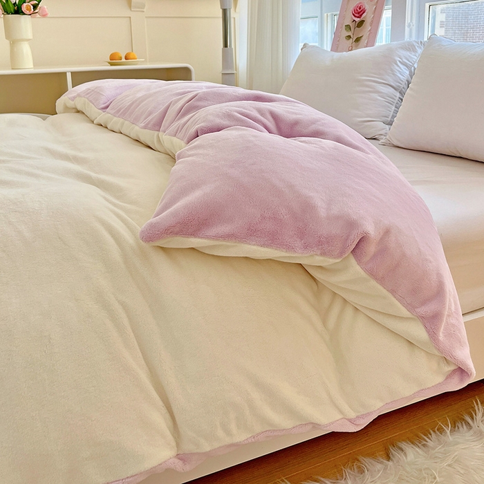 91家纺网 家纺一手货源 找家纺 富馨莱 2025新款牛奶绒纯色双拼被套 双拼奶昔白+糯紫