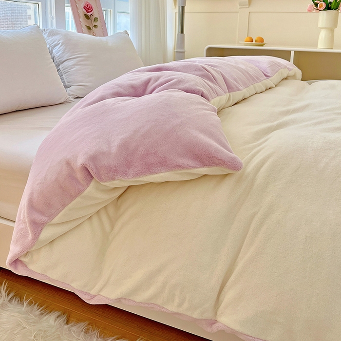 91家纺网 家纺一手货源 找家纺 富馨莱 2025新款牛奶绒纯色双拼被套 双拼奶昔白+糯紫