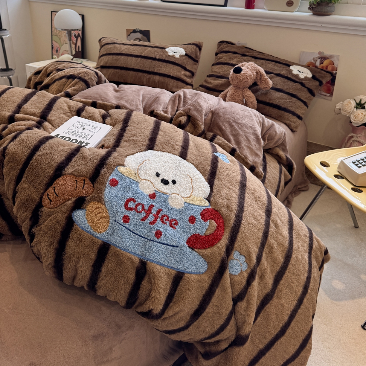 91家纺网 家纺一手货源 找家纺 雅居纺家纺 2025新款兔绒毛牛奶绒毛巾绣四件套 兔绒-面包小狗