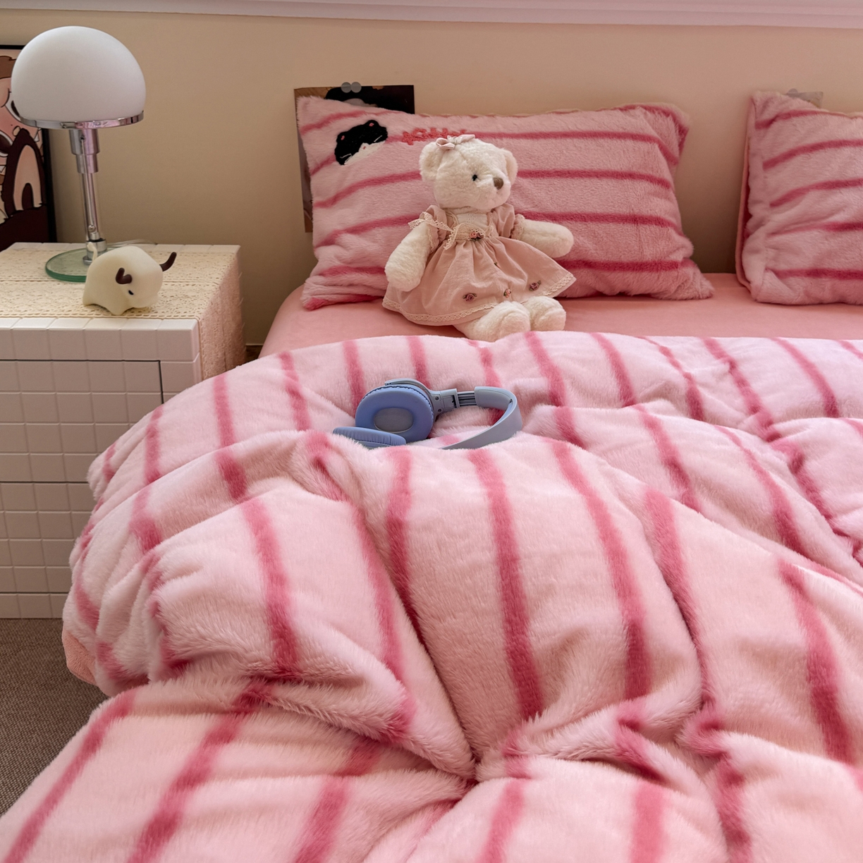 91家纺网 家纺一手货源 找家纺 雅居纺家纺 2025新款兔绒毛牛奶绒毛巾绣四件套 兔绒-铃铛猫咪