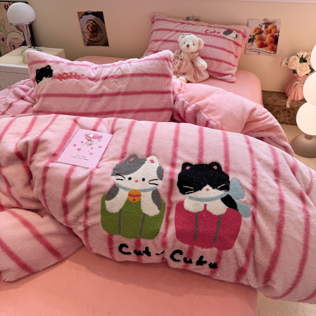 91家纺网 家纺一手货源 找家纺 雅居纺家纺 2025新款兔绒毛牛奶绒毛巾绣四件套 兔绒-铃铛猫咪