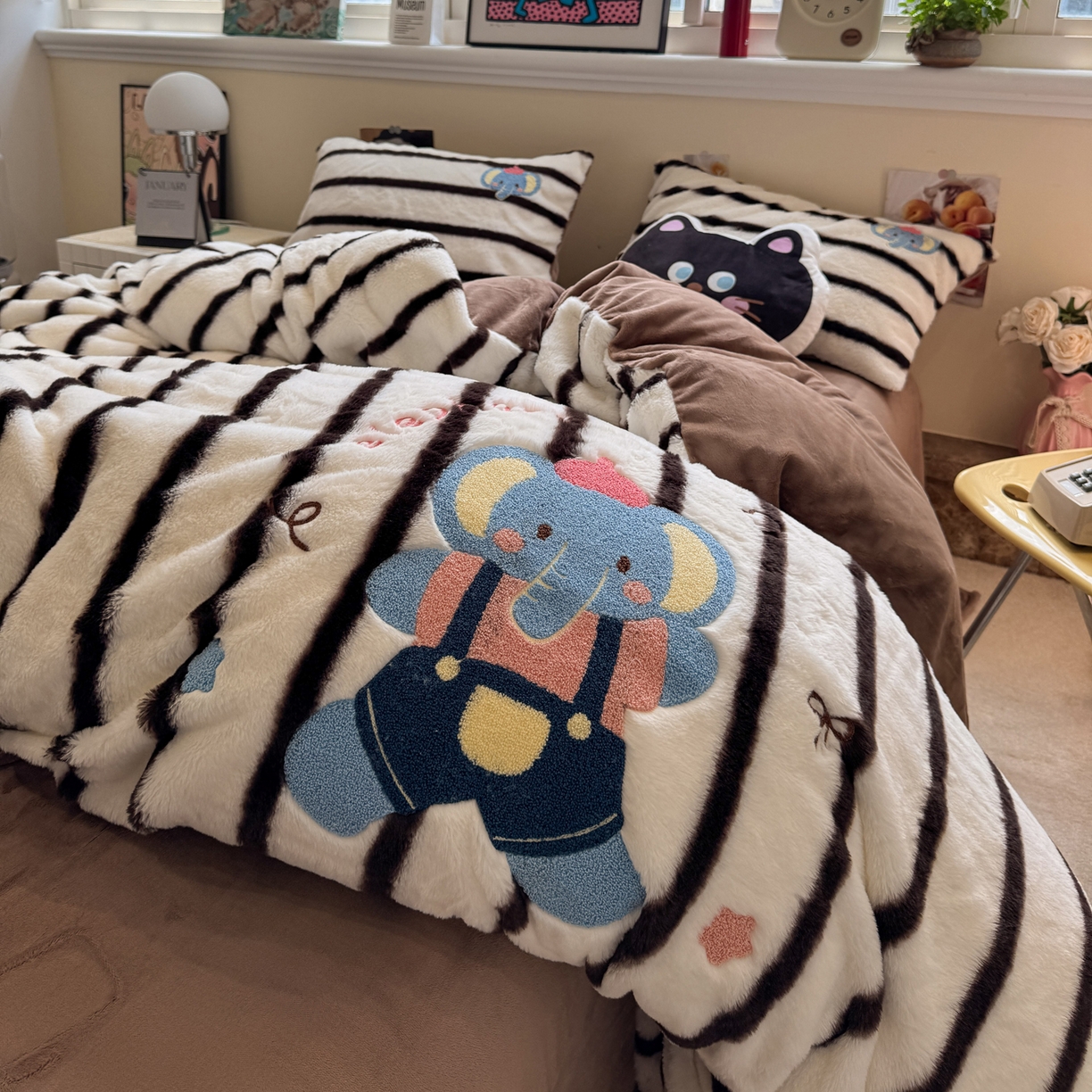 91家纺网 家纺一手货源 找家纺 雅居纺家纺 2025新款兔绒毛牛奶绒毛巾绣四件套 兔绒-晚安小象