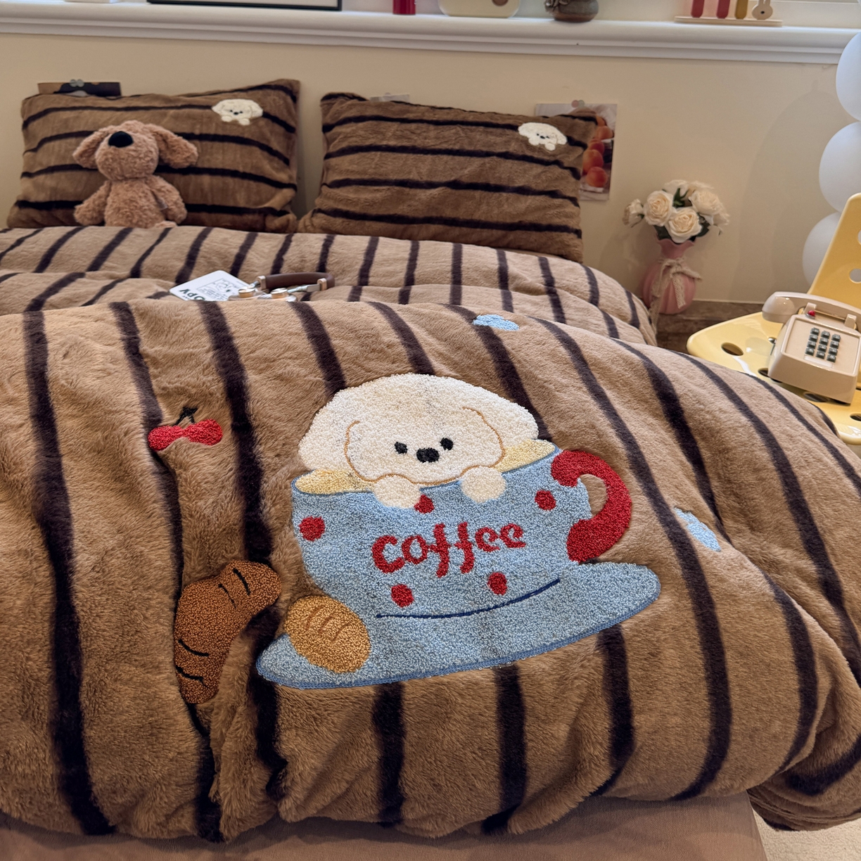 91家纺网 家纺一手货源 找家纺 雅居纺家纺 2025新款兔绒毛牛奶绒毛巾绣四件套 兔绒-面包小狗