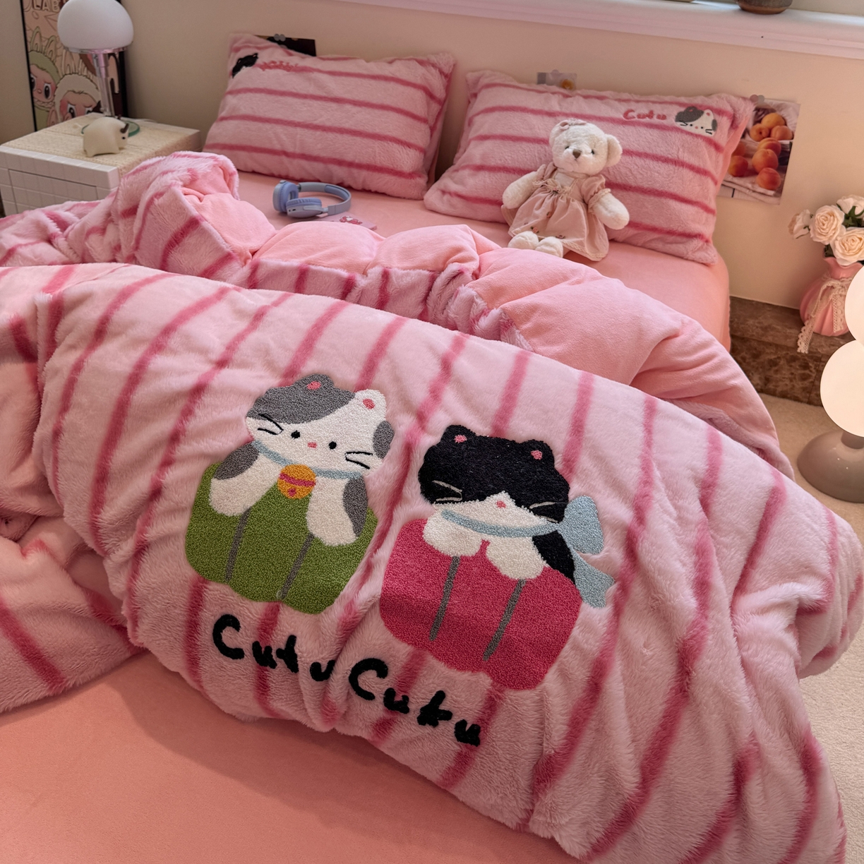 91家纺网 家纺一手货源 找家纺 雅居纺家纺 2025新款兔绒毛牛奶绒毛巾绣四件套 兔绒-铃铛猫咪