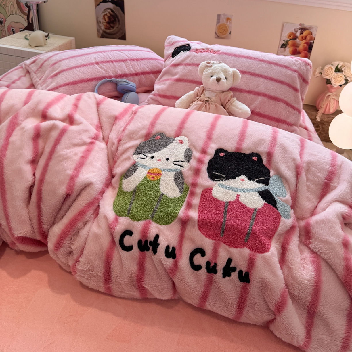 91家纺网 家纺一手货源 找家纺 雅居纺家纺 2025新款兔绒毛牛奶绒毛巾绣四件套 兔绒-铃铛猫咪