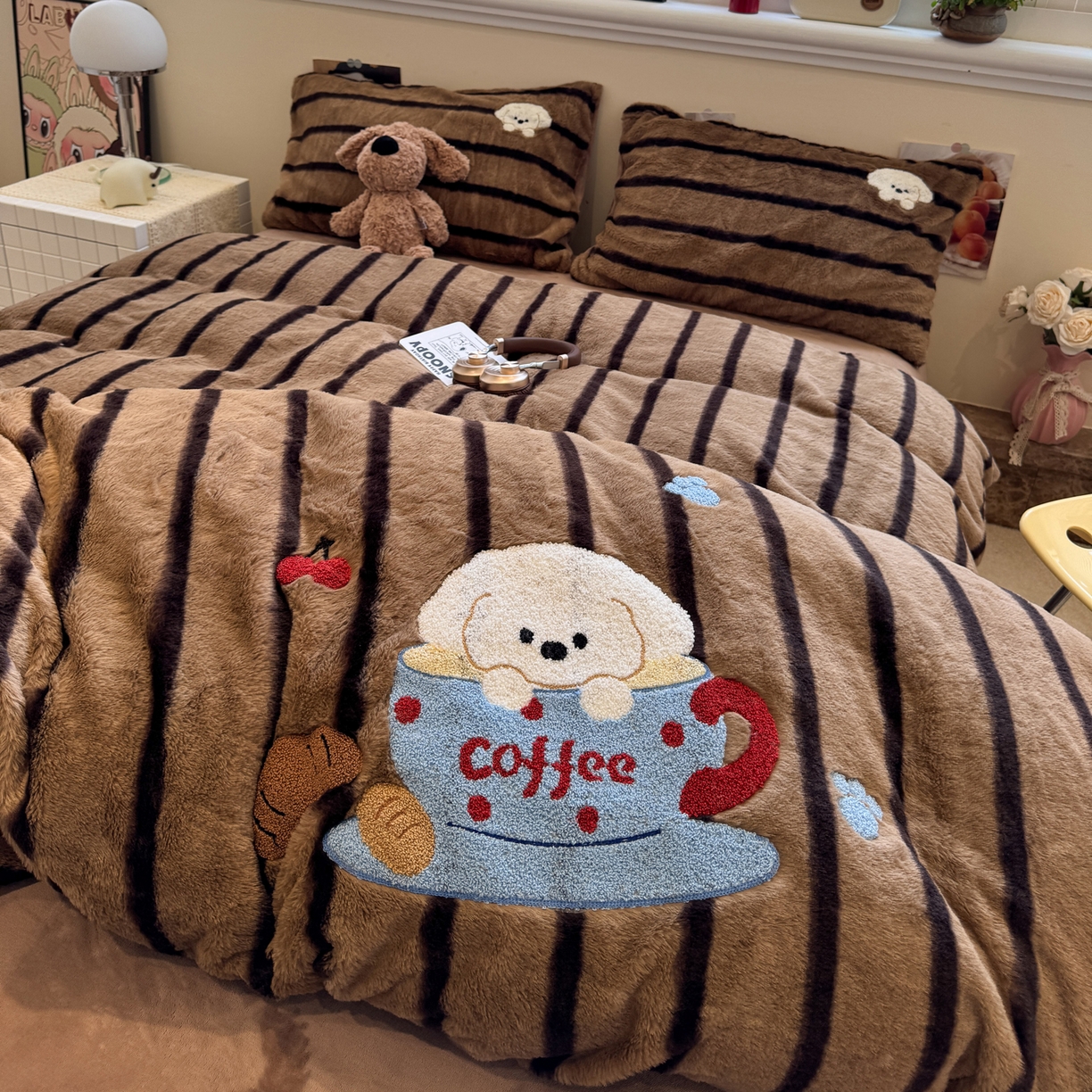 91家纺网 家纺一手货源 找家纺 雅居纺家纺 2025新款兔绒毛牛奶绒毛巾绣四件套 兔绒-面包小狗