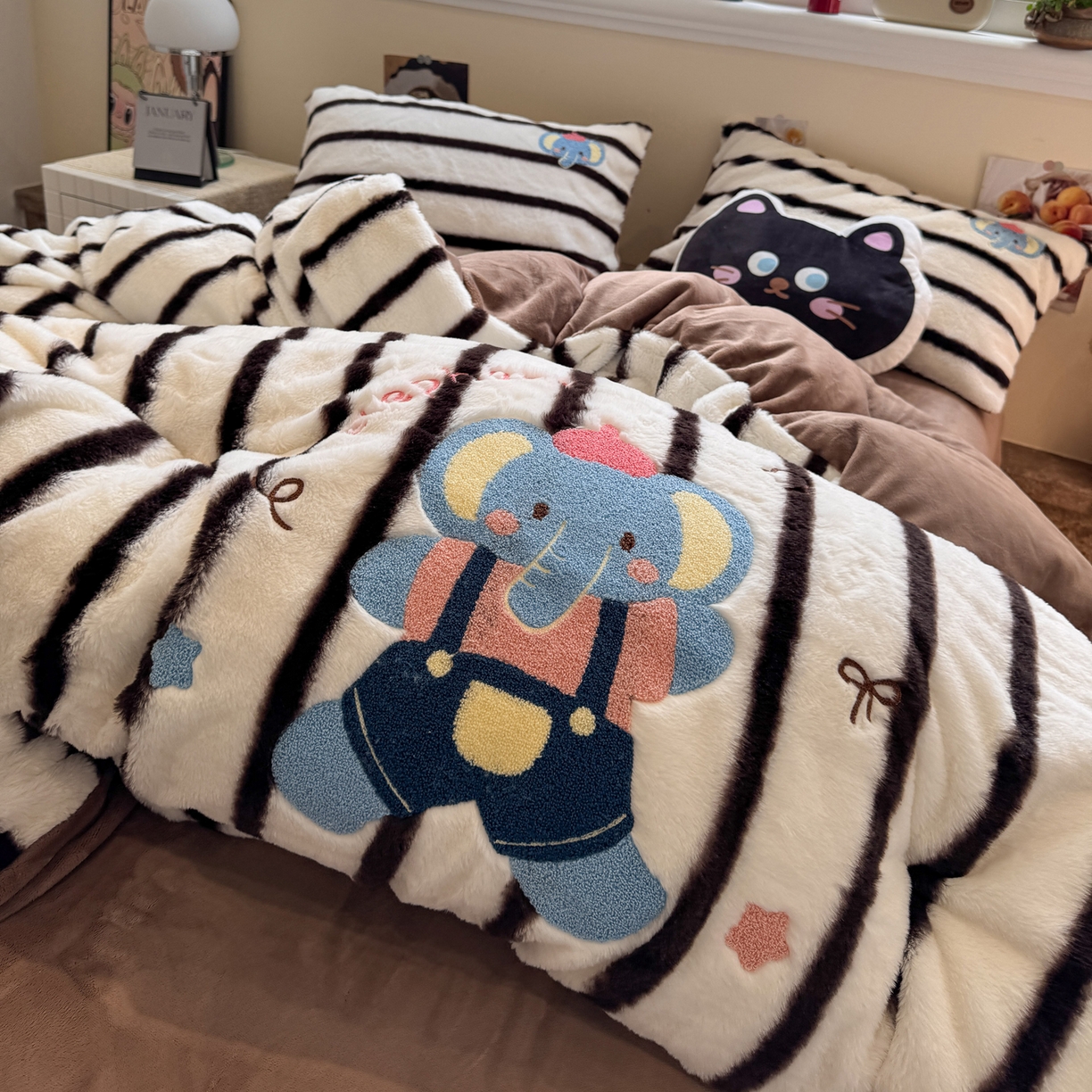 91家纺网 家纺一手货源 找家纺 雅居纺家纺 2025新款兔绒毛牛奶绒毛巾绣四件套 兔绒-晚安小象