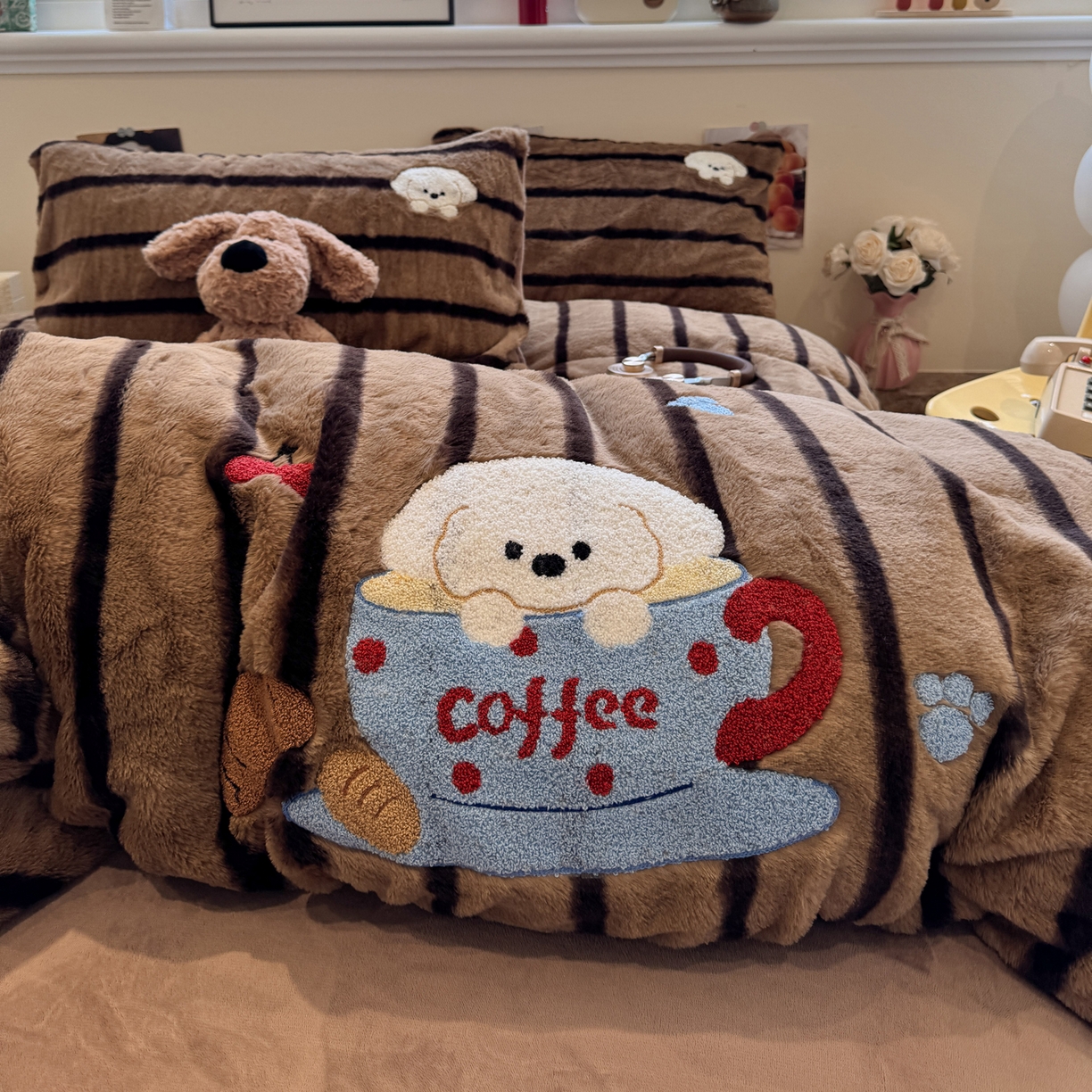 91家纺网 家纺一手货源 找家纺 雅居纺家纺 2025新款兔绒毛牛奶绒毛巾绣四件套 兔绒-面包小狗