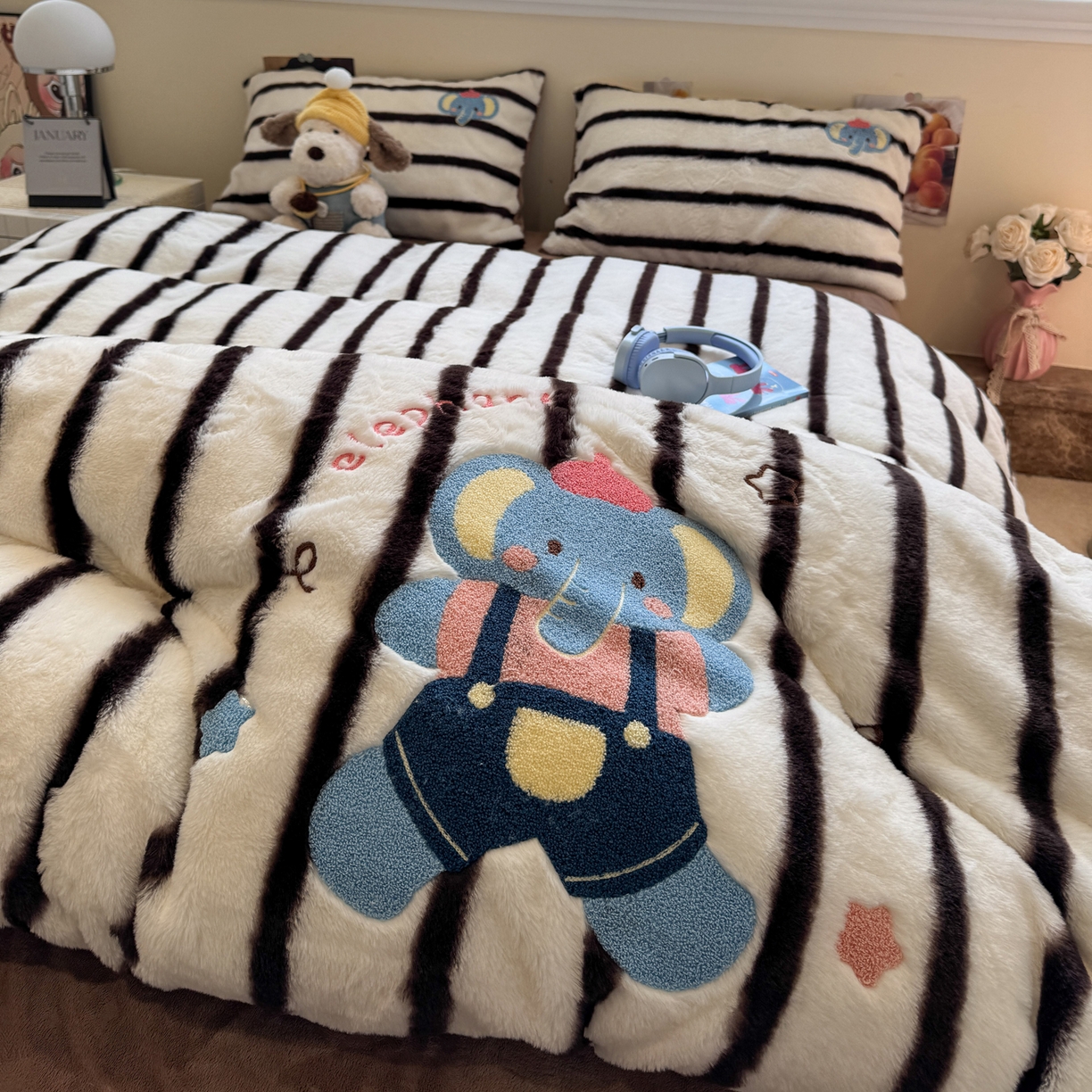 91家纺网 家纺一手货源 找家纺 雅居纺家纺 2025新款兔绒毛牛奶绒毛巾绣四件套 兔绒-晚安小象