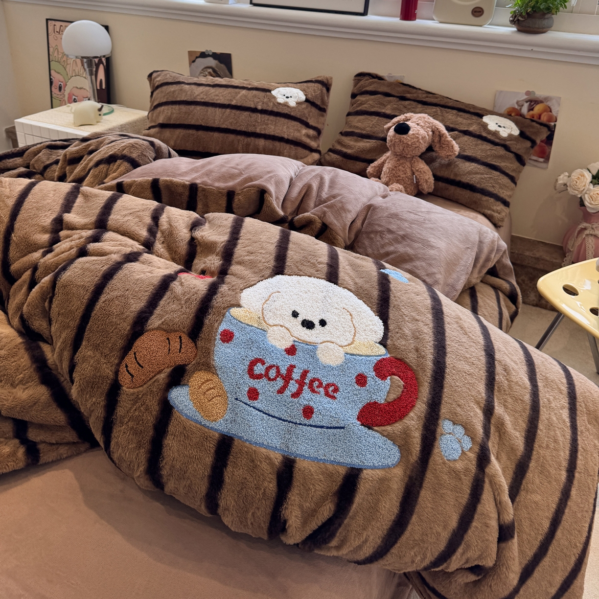 91家纺网 家纺一手货源 找家纺 雅居纺家纺 2025新款兔绒毛牛奶绒毛巾绣四件套 兔绒-面包小狗