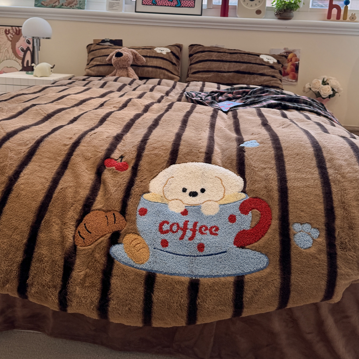 91家纺网 家纺一手货源 找家纺 雅居纺家纺 2025新款兔绒毛牛奶绒毛巾绣四件套 兔绒-面包小狗