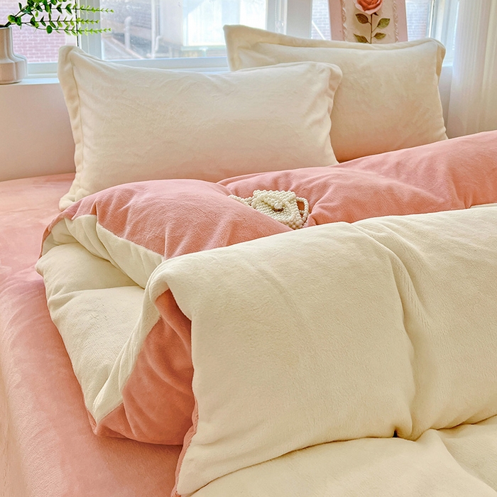 91家纺网 家纺一手货源 找家纺 富馨莱 2025新款牛奶绒纯色双拼被套 双拼奶昔白+玉