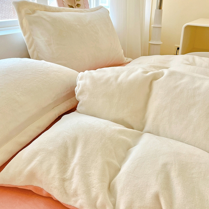 91家纺网 家纺一手货源 找家纺 富馨莱 2025新款牛奶绒纯色双拼被套 双拼奶昔白+玉