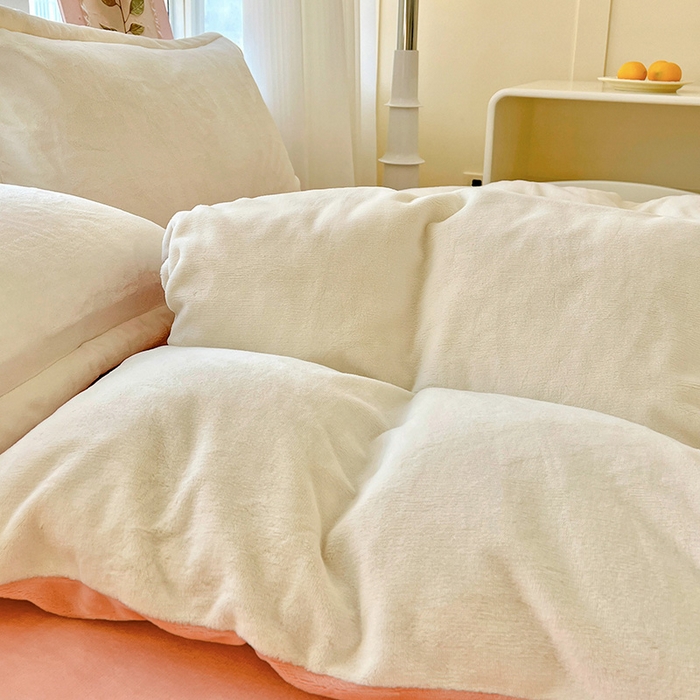 91家纺网 家纺一手货源 找家纺 富馨莱 2025新款牛奶绒纯色双拼被套 双拼奶昔白+玉