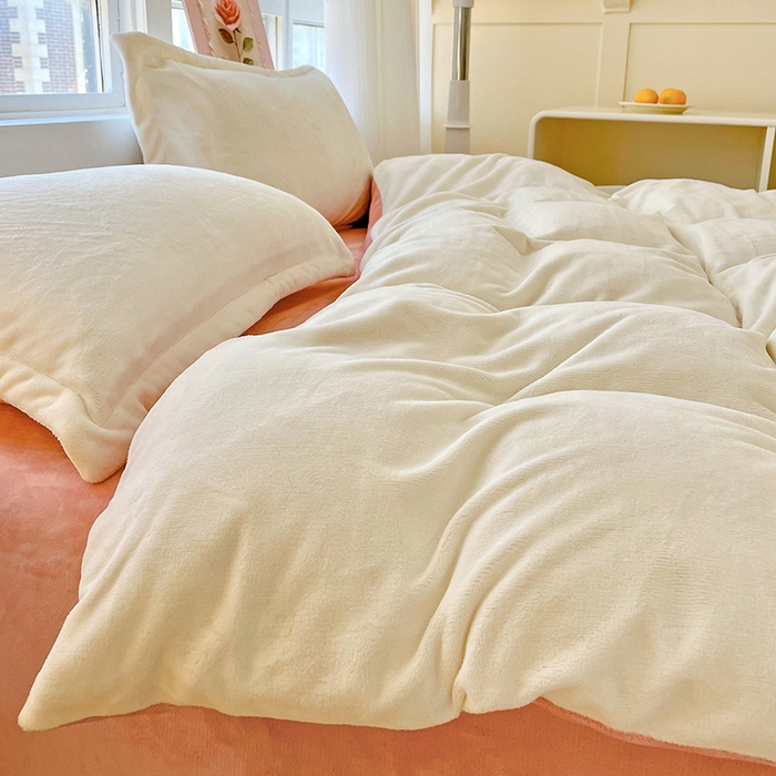 91家纺网 家纺一手货源 找家纺 富馨莱 2025新款牛奶绒纯色双拼被套 双拼奶昔白+玉