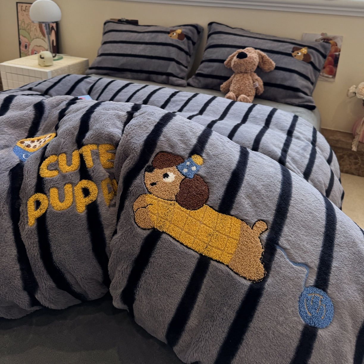 91家纺网 家纺一手货源 找家纺 雅居纺家纺 2025新款兔绒毛牛奶绒毛巾绣四件套 兔绒-毛球腊肠狗