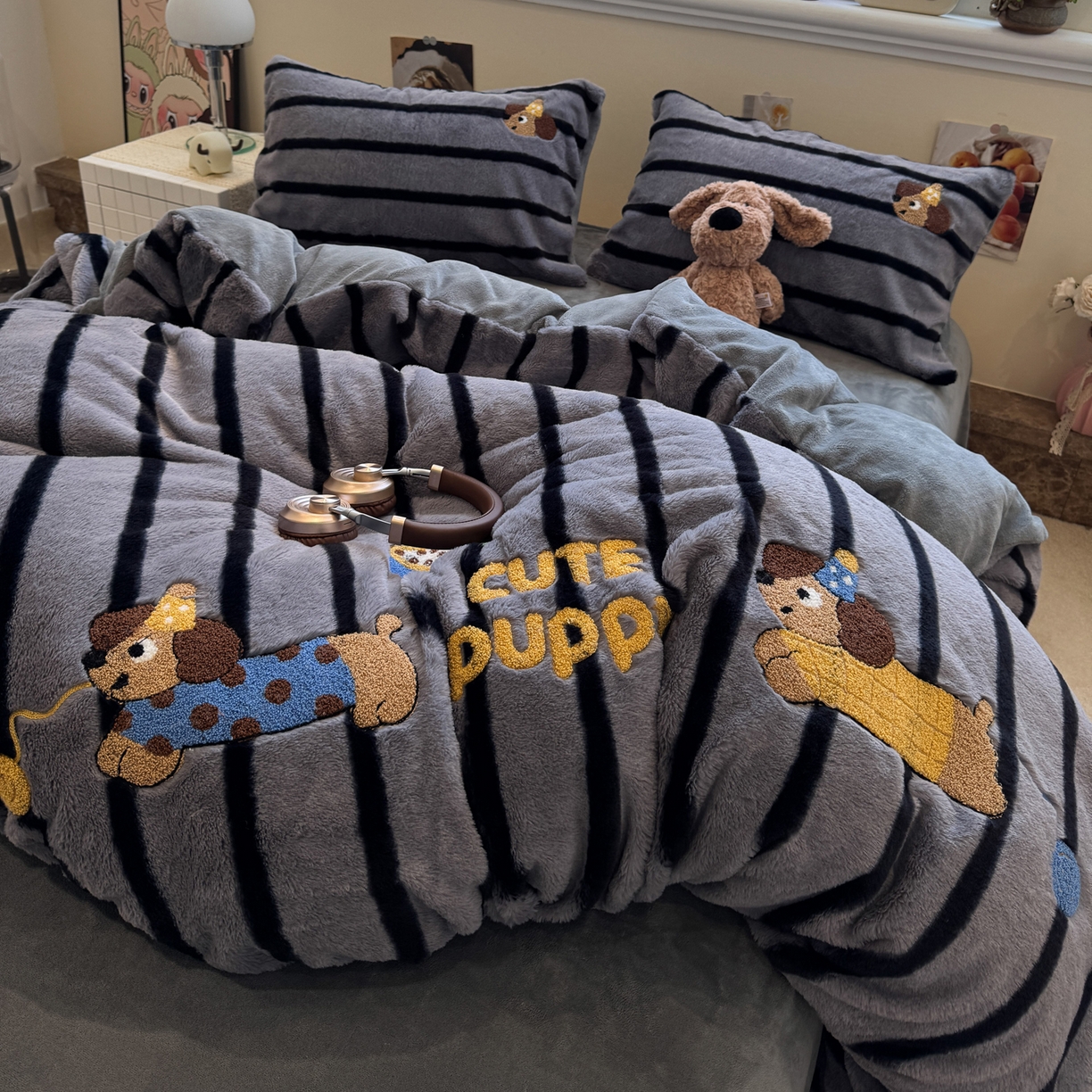 91家纺网 家纺一手货源 找家纺 雅居纺家纺 2025新款兔绒毛牛奶绒毛巾绣四件套 兔绒-毛球腊肠狗