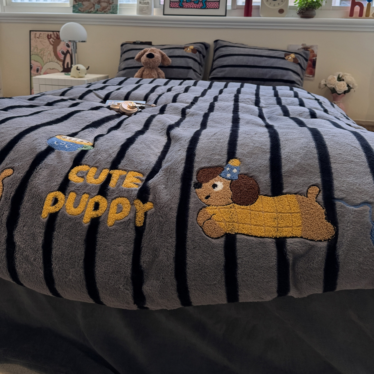 91家纺网 家纺一手货源 找家纺 雅居纺家纺 2025新款兔绒毛牛奶绒毛巾绣四件套 兔绒-毛球腊肠狗