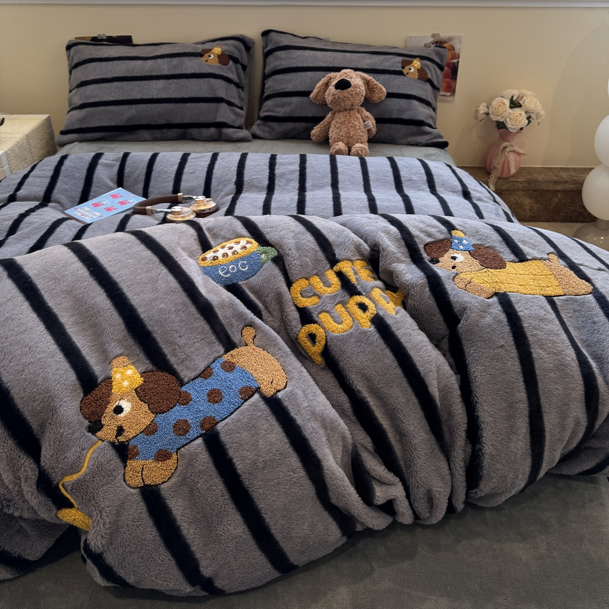 91家纺网 家纺一手货源 找家纺 雅居纺家纺 2025新款兔绒毛牛奶绒毛巾绣四件套 兔绒-毛球腊肠狗