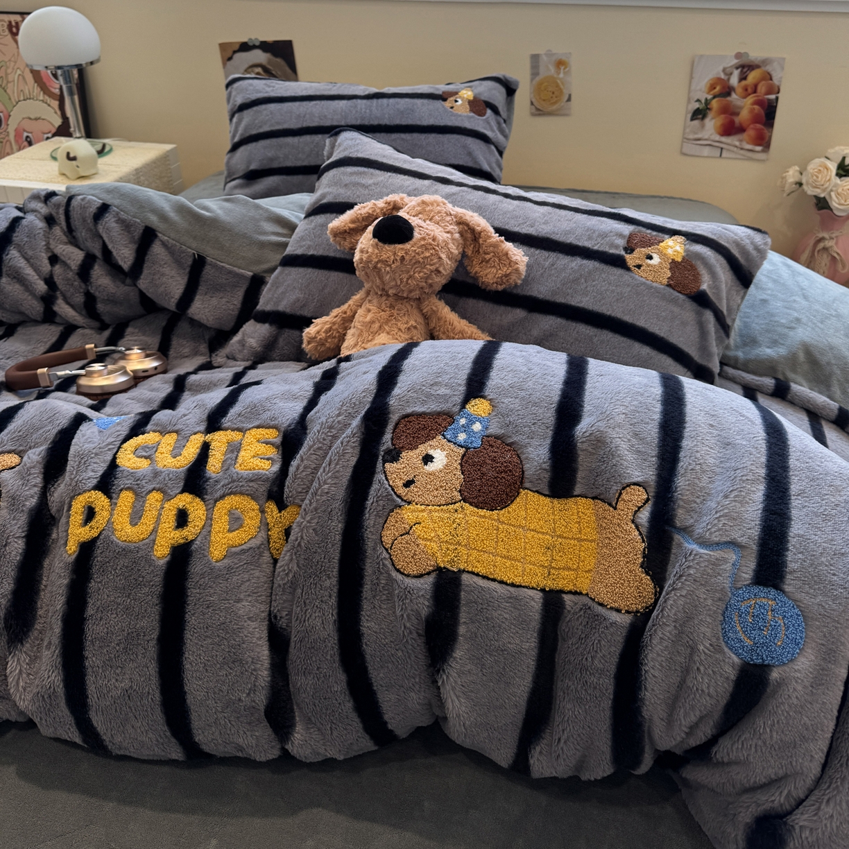 91家纺网 家纺一手货源 找家纺 雅居纺家纺 2025新款兔绒毛牛奶绒毛巾绣四件套 兔绒-毛球腊肠狗