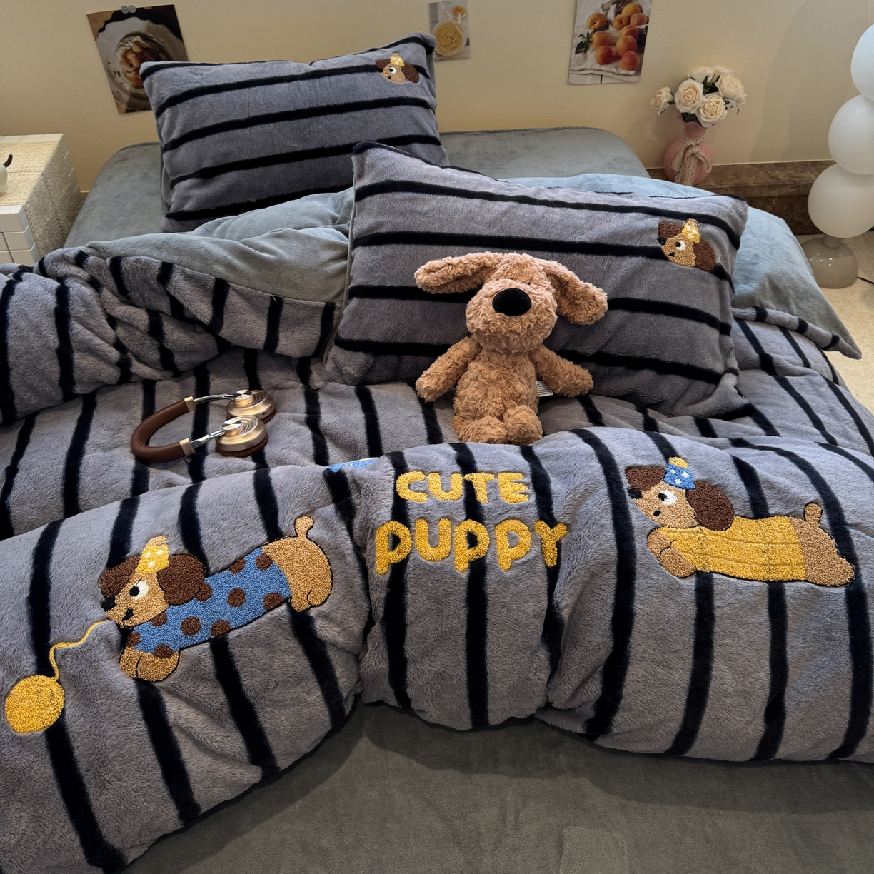 91家纺网 家纺一手货源 找家纺 雅居纺家纺 2025新款兔绒毛牛奶绒毛巾绣四件套 兔绒-毛球腊肠狗