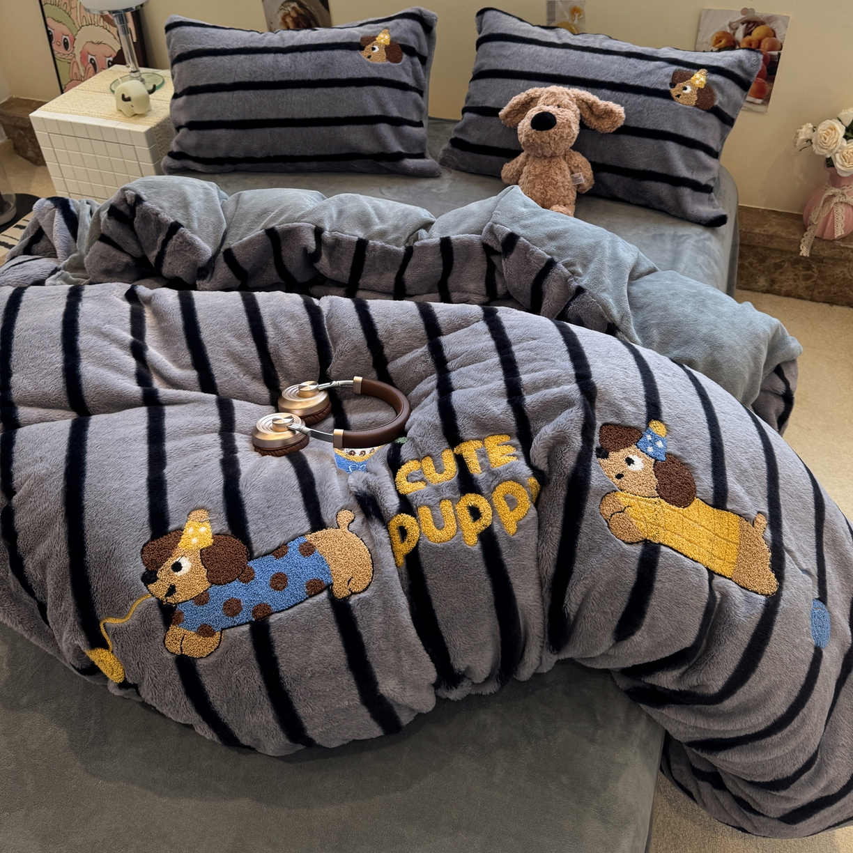 91家纺网 家纺一手货源 找家纺 雅居纺家纺 2025新款兔绒毛牛奶绒毛巾绣四件套 兔绒-毛球腊肠狗