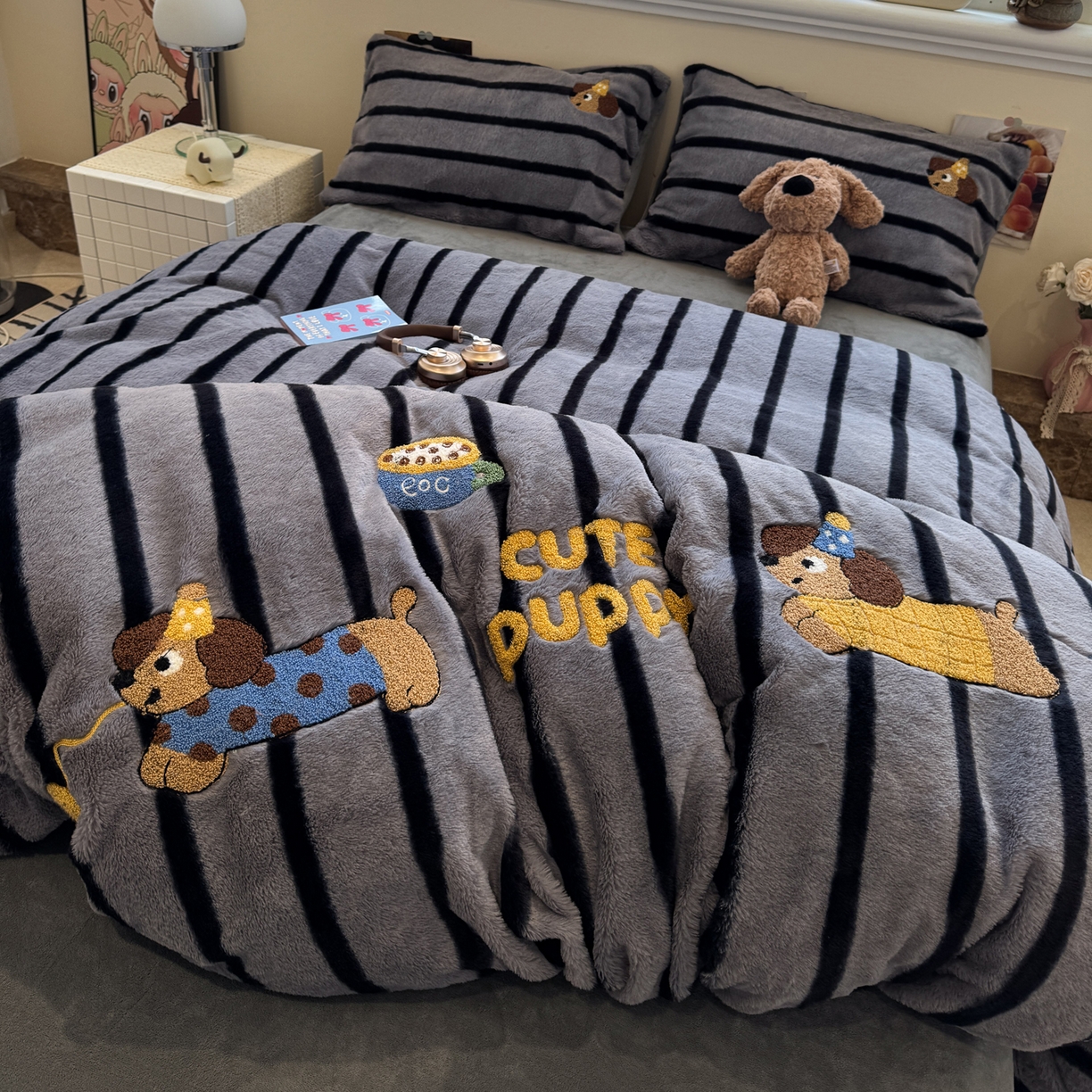 91家纺网 家纺一手货源 找家纺 雅居纺家纺 2025新款兔绒毛牛奶绒毛巾绣四件套 兔绒-毛球腊肠狗