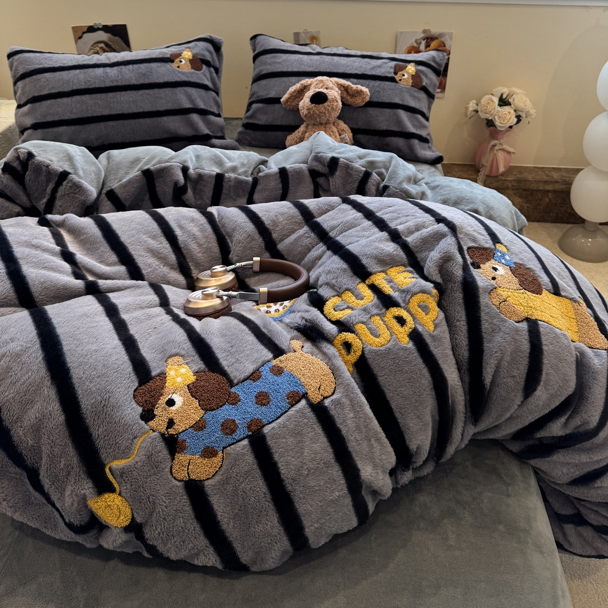 91家纺网 家纺一手货源 找家纺 雅居纺家纺 2025新款兔绒毛牛奶绒毛巾绣四件套 兔绒-毛球腊肠狗