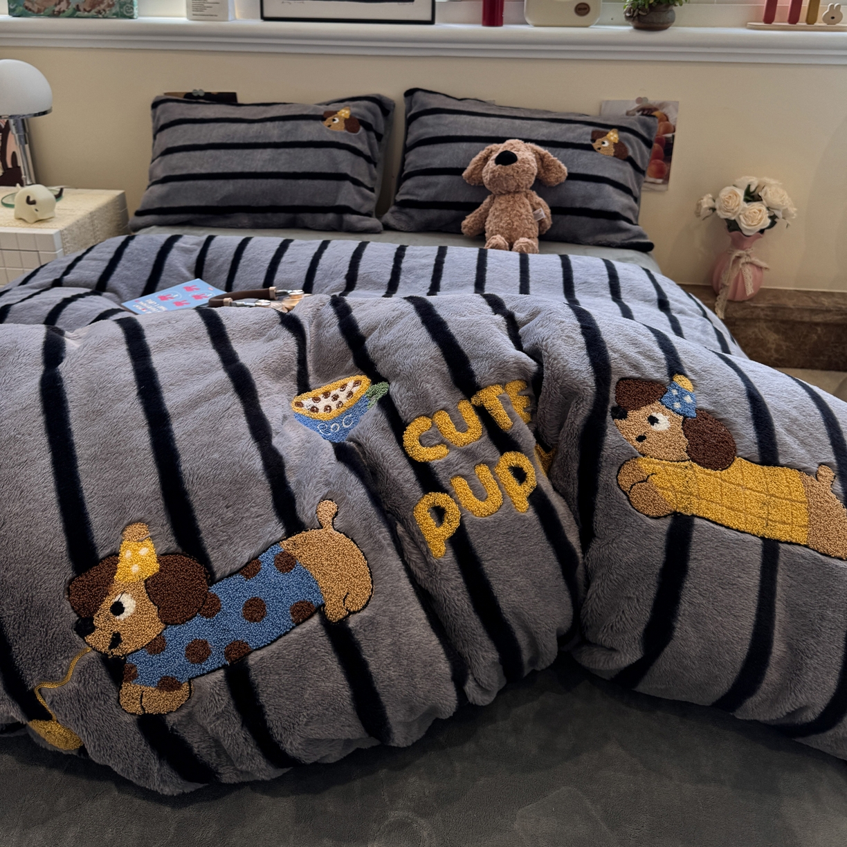 91家纺网 家纺一手货源 找家纺 雅居纺家纺 2025新款兔绒毛牛奶绒毛巾绣四件套 兔绒-毛球腊肠狗