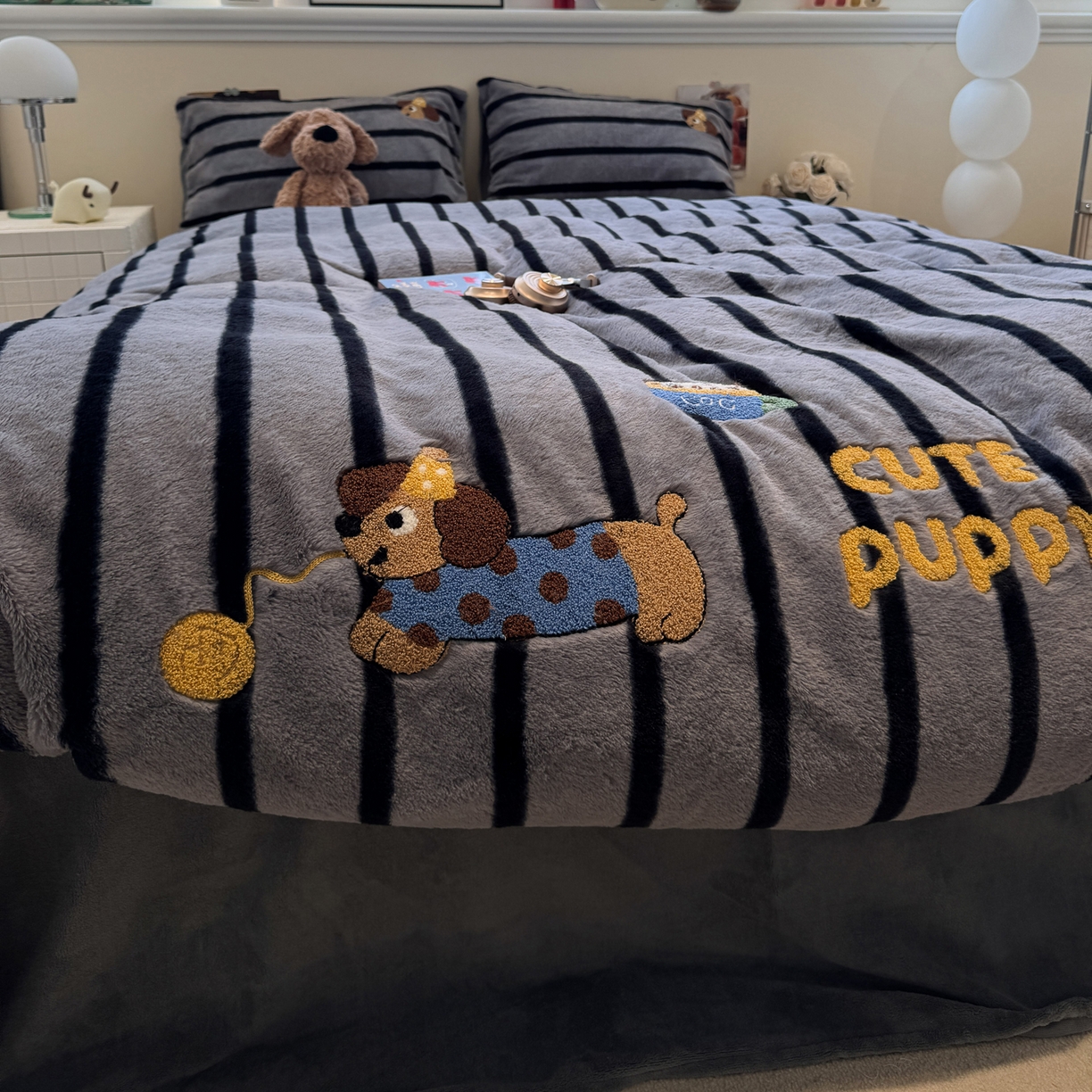 91家纺网 家纺一手货源 找家纺 雅居纺家纺 2025新款兔绒毛牛奶绒毛巾绣四件套 兔绒-毛球腊肠狗