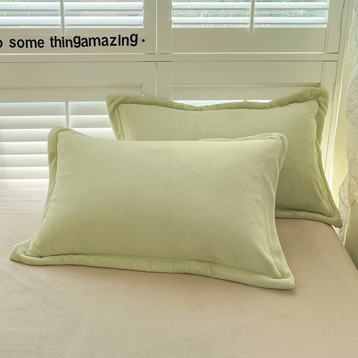 91家纺网 家纺一手货源 找家纺 富馨莱 2025新款牛奶绒纯色双拼被套 双拼奶油绿+焦糖色