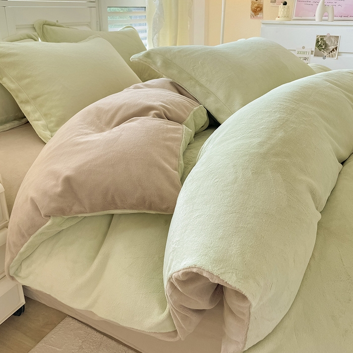 91家纺网 家纺一手货源 找家纺 富馨莱 2025新款牛奶绒纯色双拼被套 双拼奶油绿+焦糖色