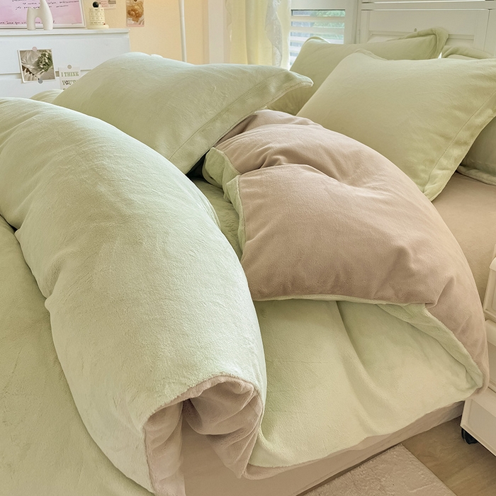 91家纺网 家纺一手货源 找家纺 富馨莱 2025新款牛奶绒纯色双拼被套 双拼奶油绿+焦糖色